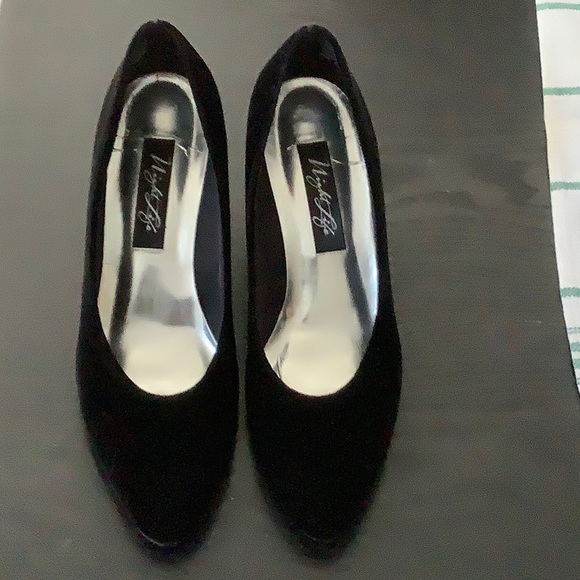 Night Life “Elizabeth” black velvet low heel - Picture 1 of 2